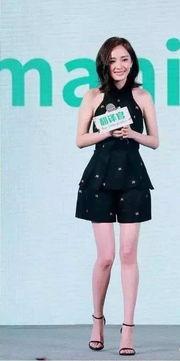 女明星与凉鞋,女明星与凉鞋的绝美搭配艺术